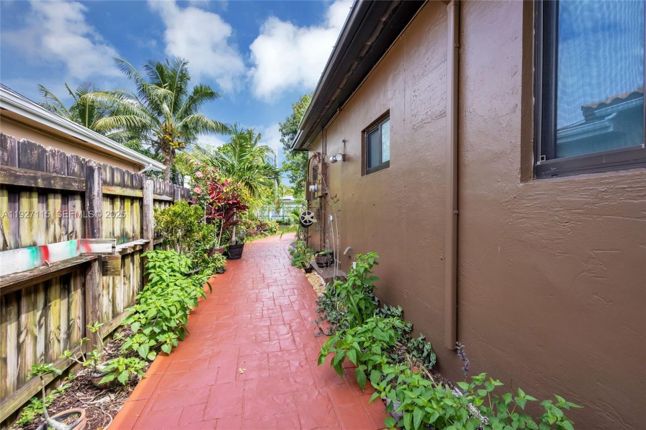 887 NE 145th St, North Miami, FL 33161 Photo