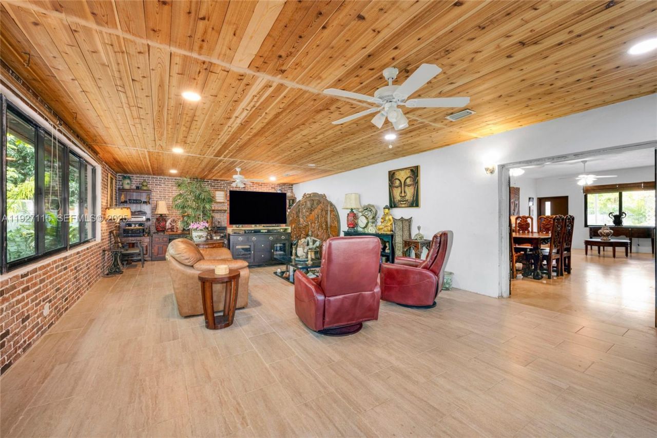 887 NE 145th St, North Miami, FL 33161 Photo