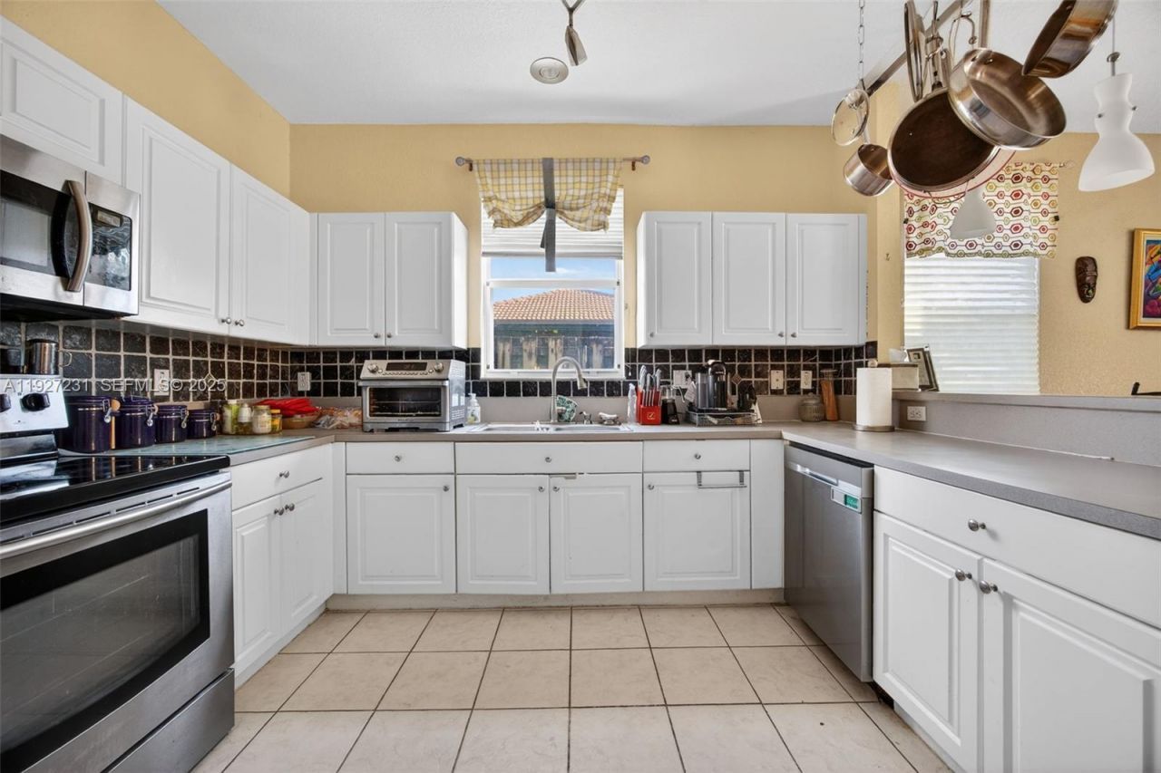 9002 SW 214th Ln, Cutler Bay, FL 33189 Photo