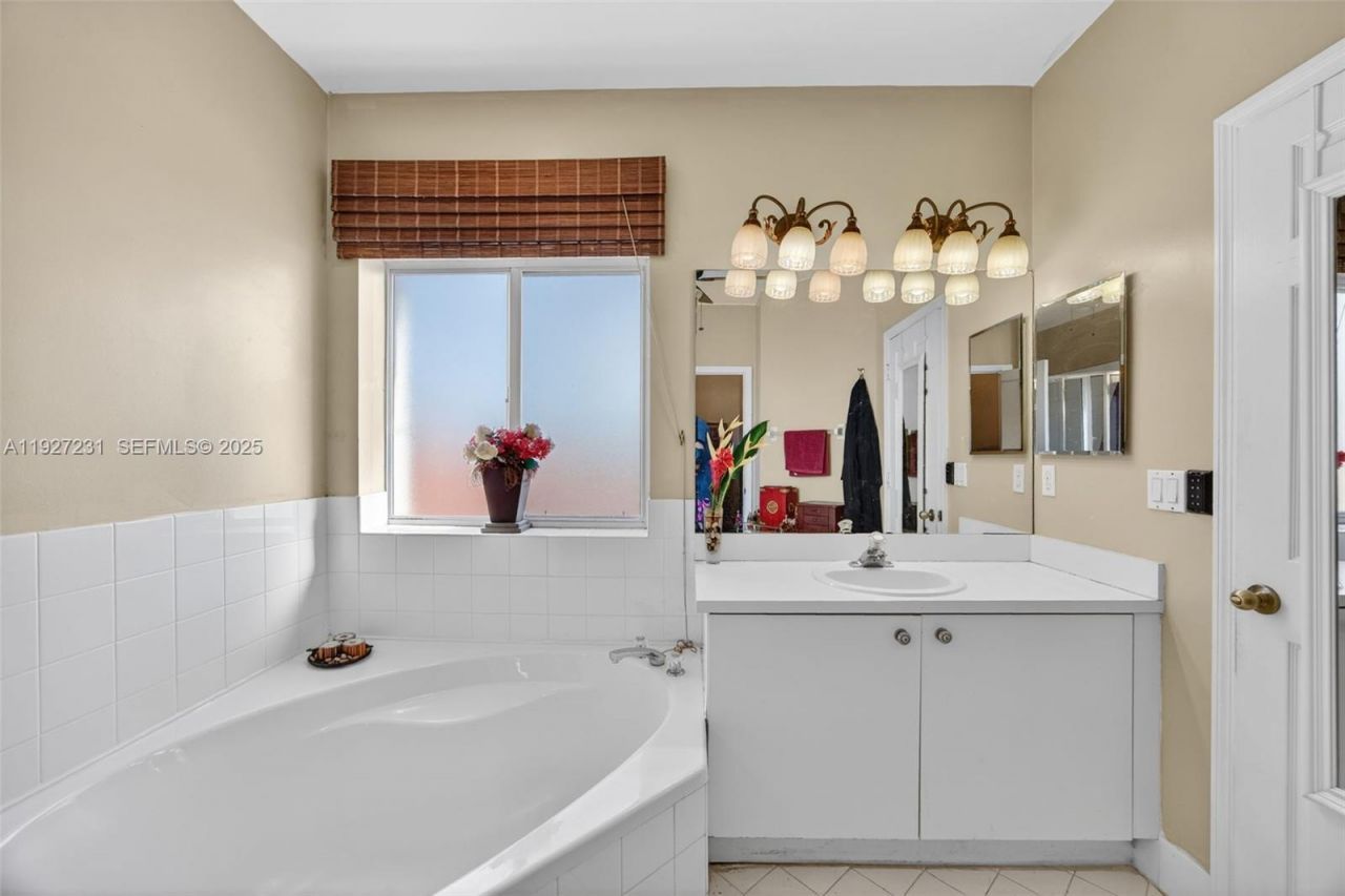 9002 SW 214th Ln, Cutler Bay, FL 33189 Photo