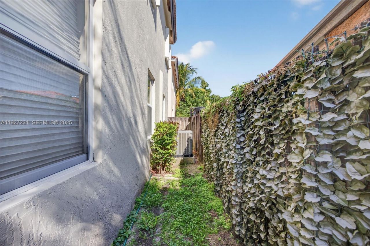 9002 SW 214th Ln, Cutler Bay, FL 33189 Photo