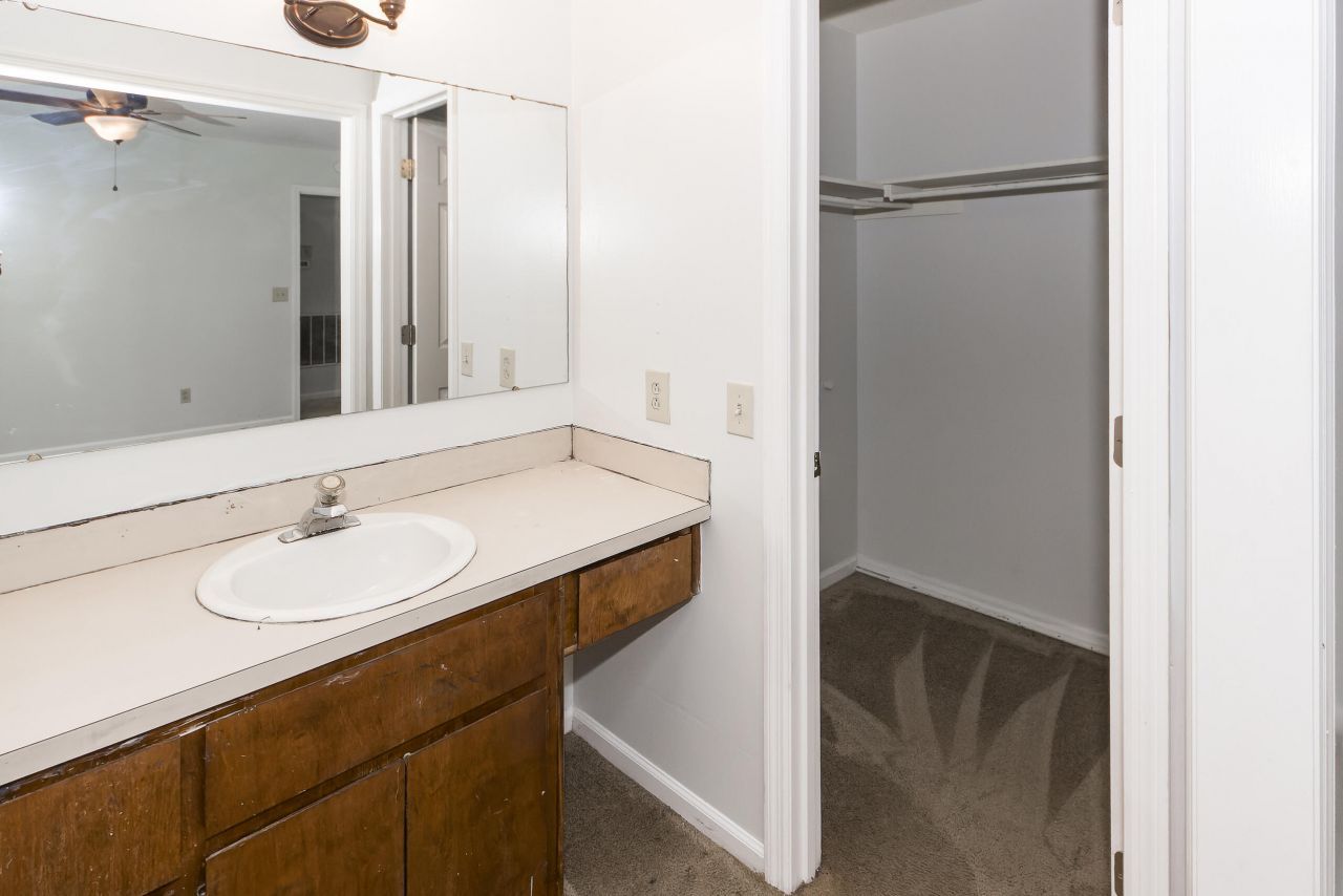 305 Chessington Circle Photo 18