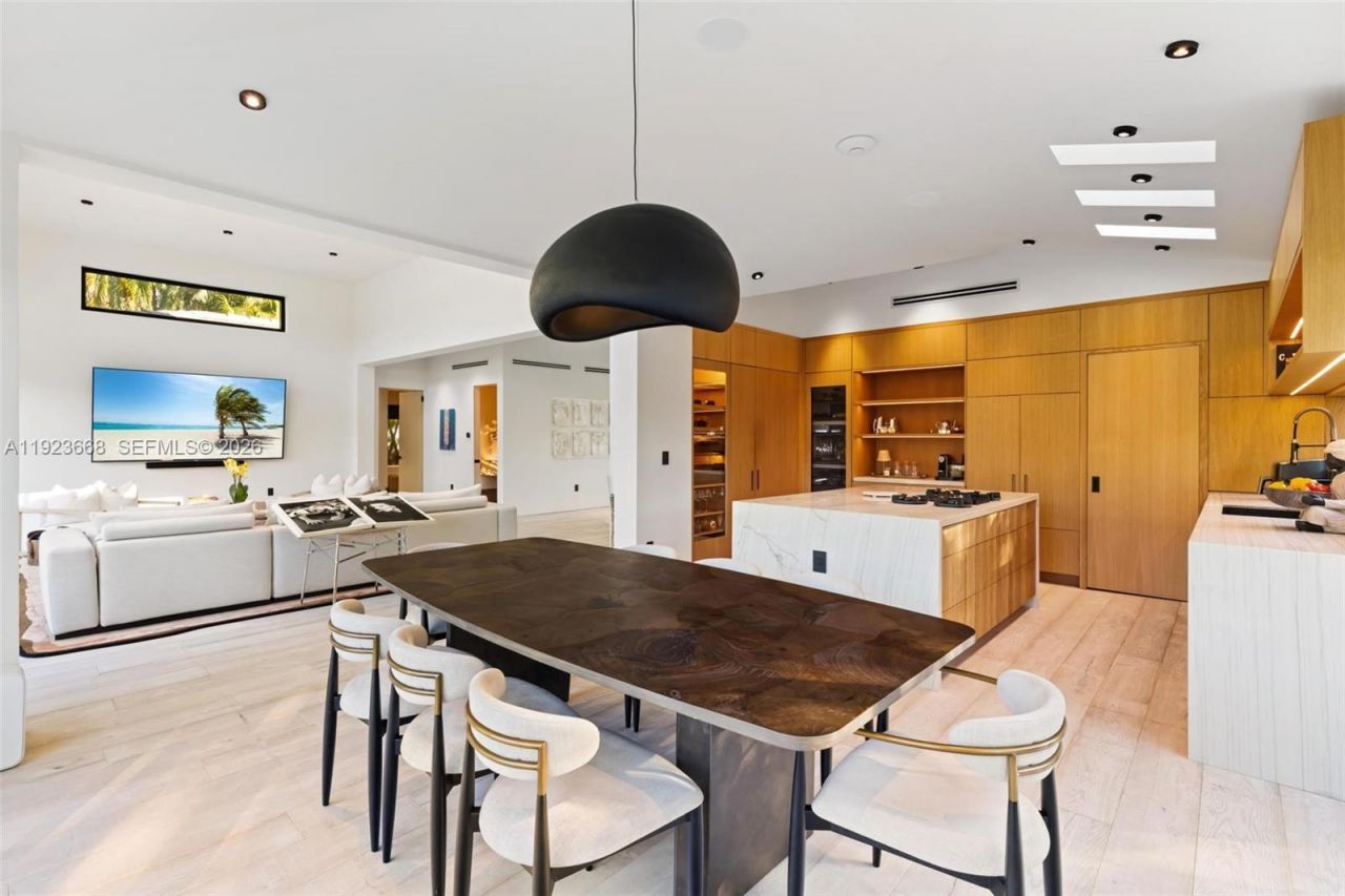 7425 Belle Meade Blvd, Miami, FL 33138 Photo