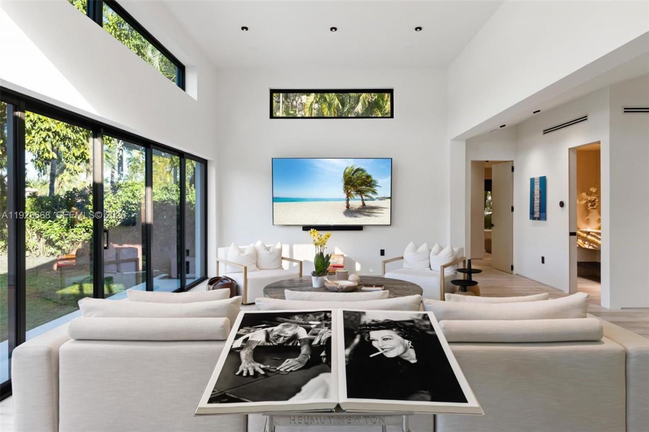 7425 Belle Meade Blvd, Miami, FL 33138 Photo