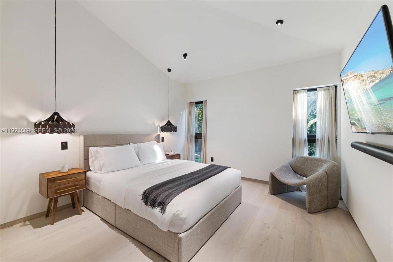 7425 Belle Meade Blvd, Miami, FL 33138 Photo