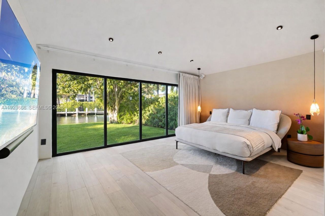 7425 Belle Meade Blvd, Miami, FL 33138 Photo