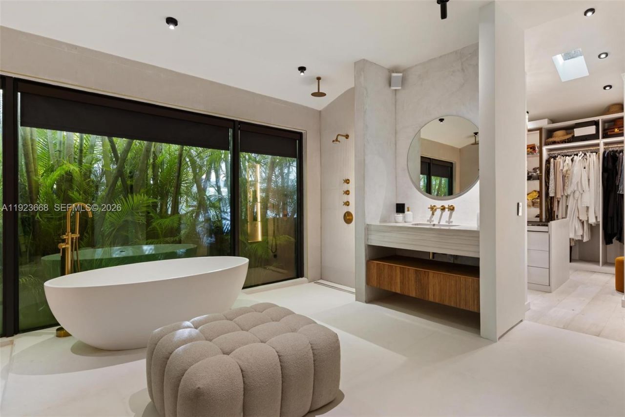 7425 Belle Meade Blvd, Miami, FL 33138 Photo