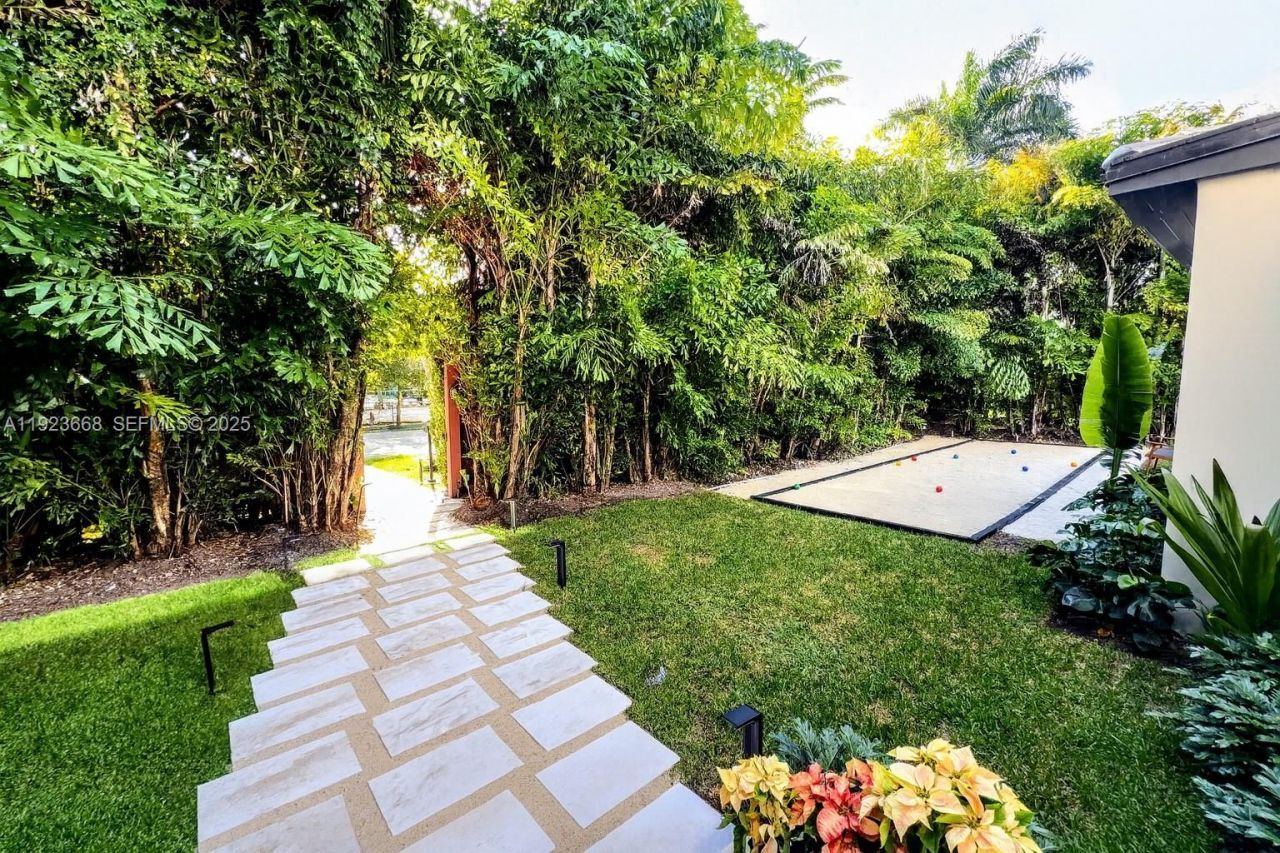 7425 Belle Meade Blvd, Miami, FL 33138 Photo