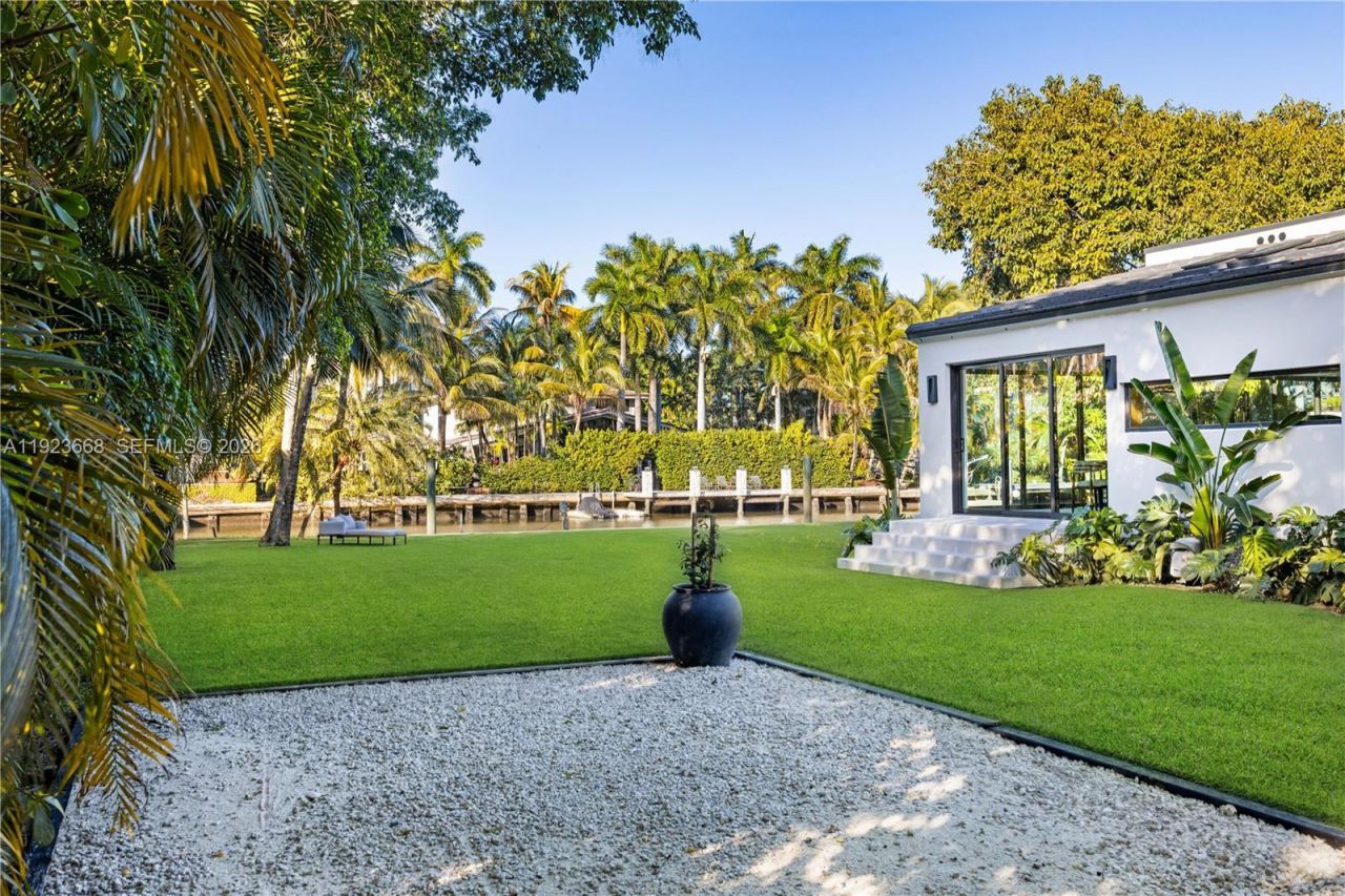 7425 Belle Meade Blvd, Miami, FL 33138 Photo