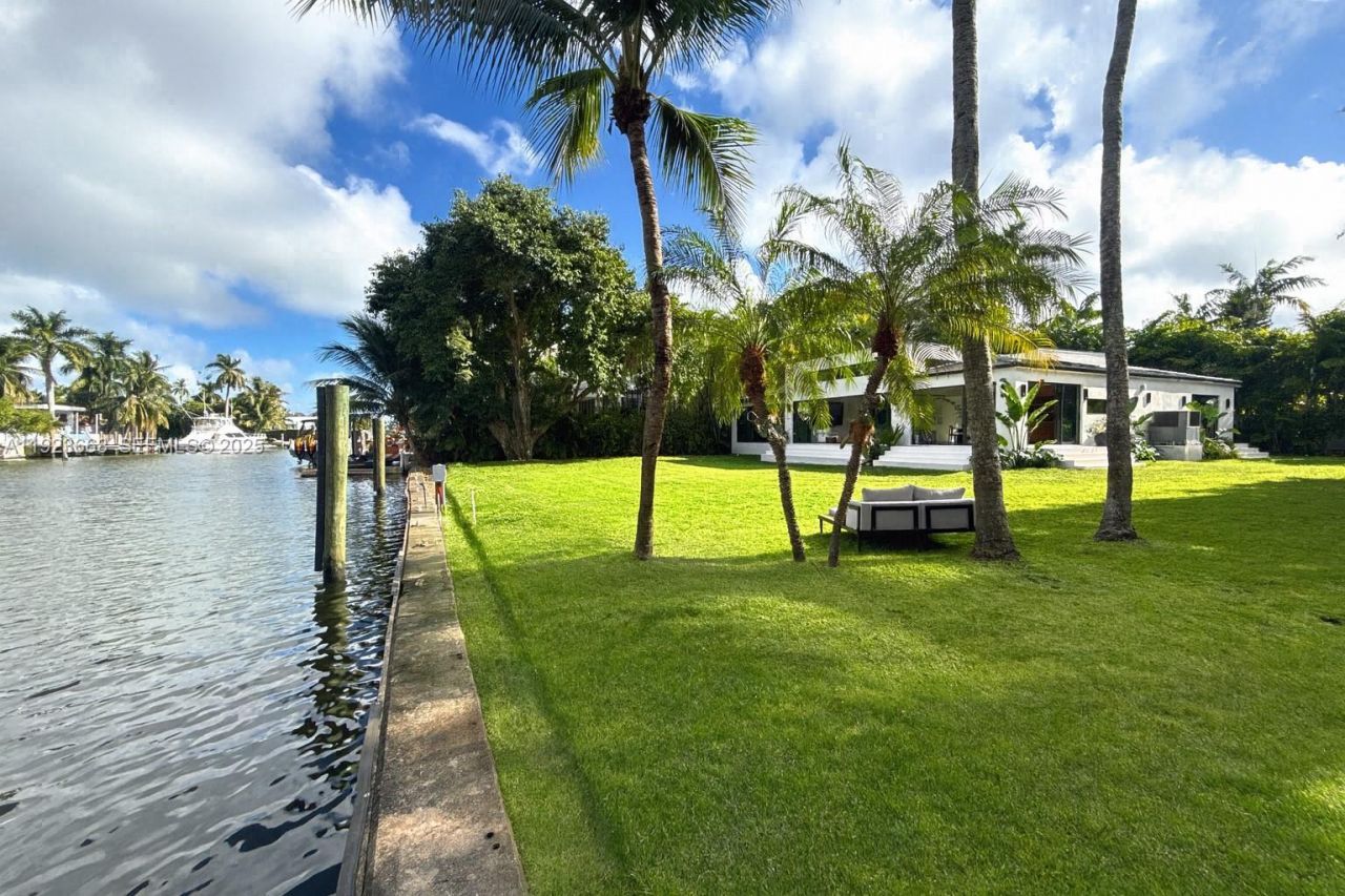 7425 Belle Meade Blvd, Miami, FL 33138 Photo