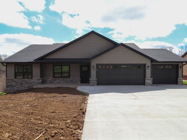 801 Hawkeye Heights Road, Dubuque, IA 52001