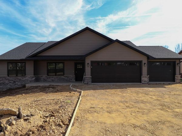 801 Hawkeye Heights Road, Dubuque, IA 52001