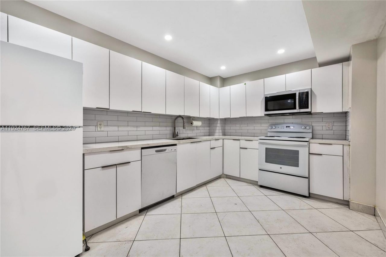 5825 Collins Ave, Unit 6E, Miami Beach, FL 33140 Photo