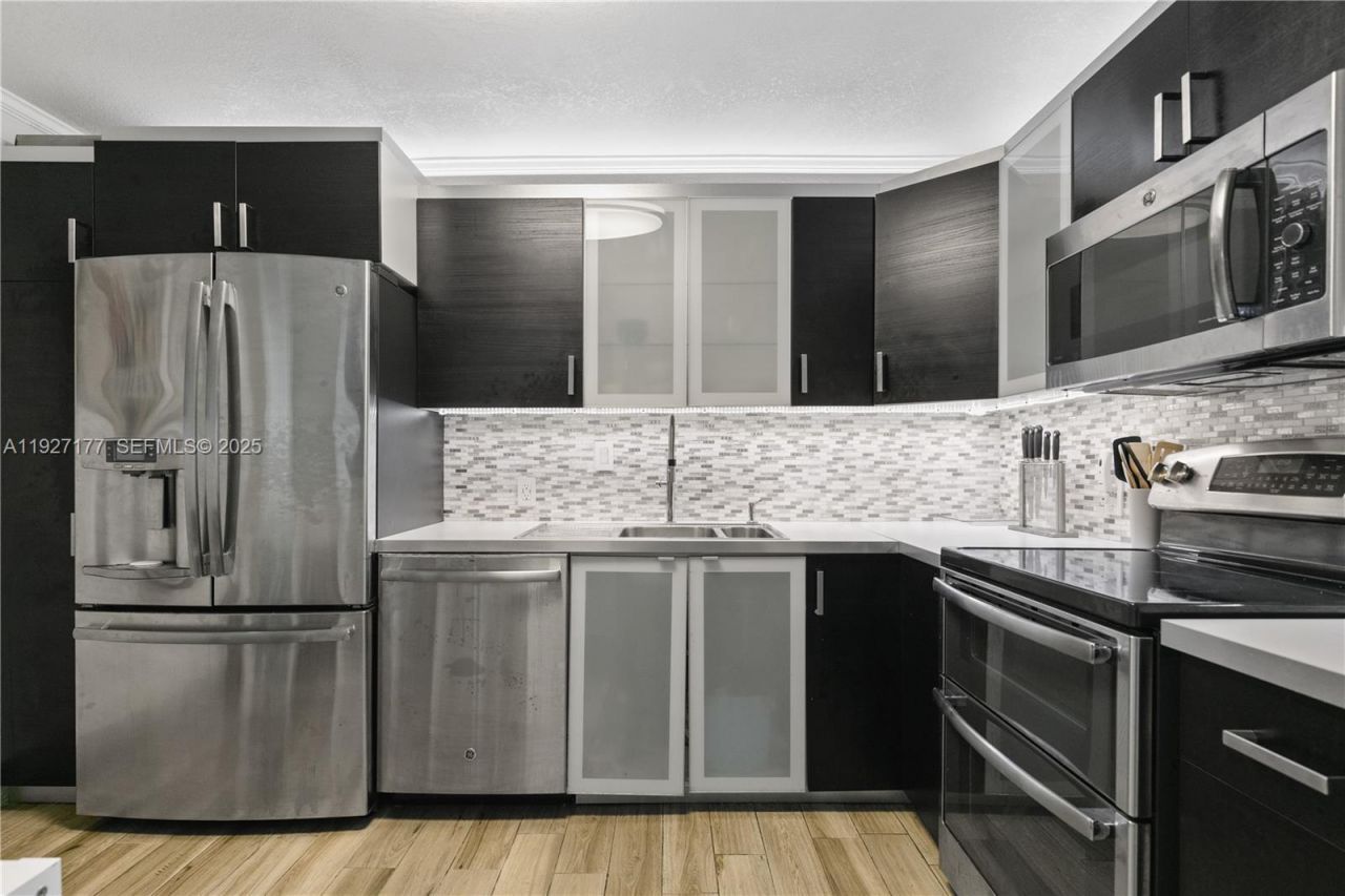 100 Bayview Dr, Unit 625, Sunny Isles Beach, FL 33160 Photo