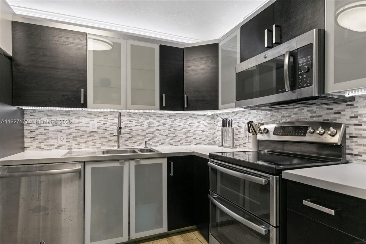 100 Bayview Dr, Unit 625, Sunny Isles Beach, FL 33160 Photo