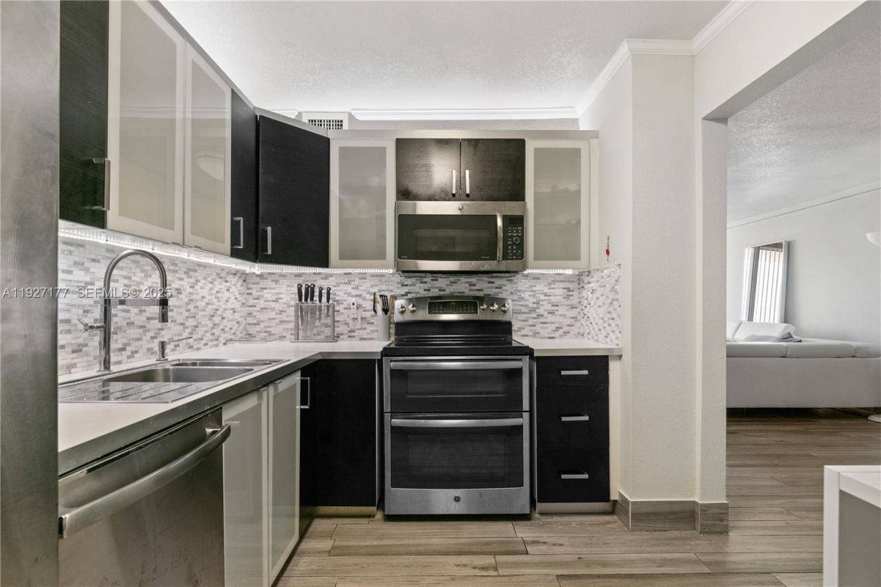 100 Bayview Dr, Unit 625, Sunny Isles Beach, FL 33160 Photo