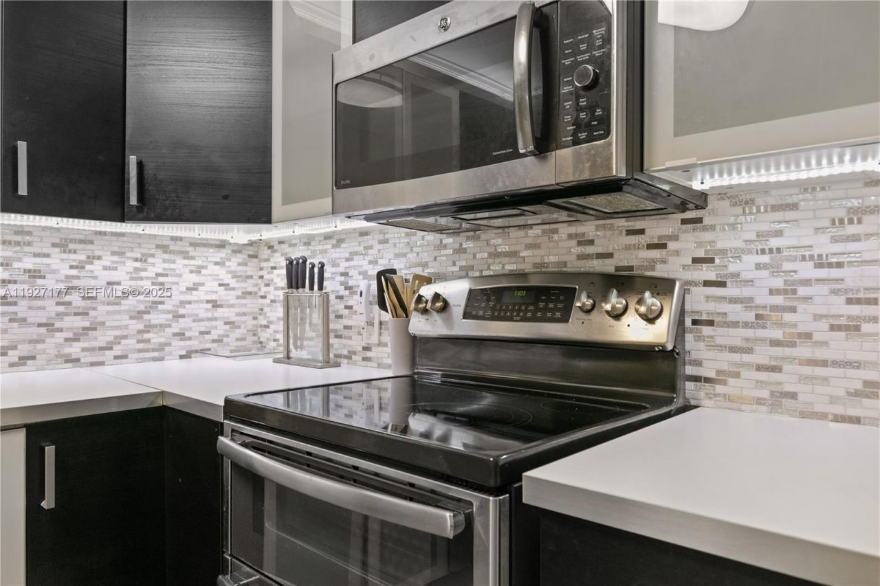 100 Bayview Dr, Unit 625, Sunny Isles Beach, FL 33160 Photo