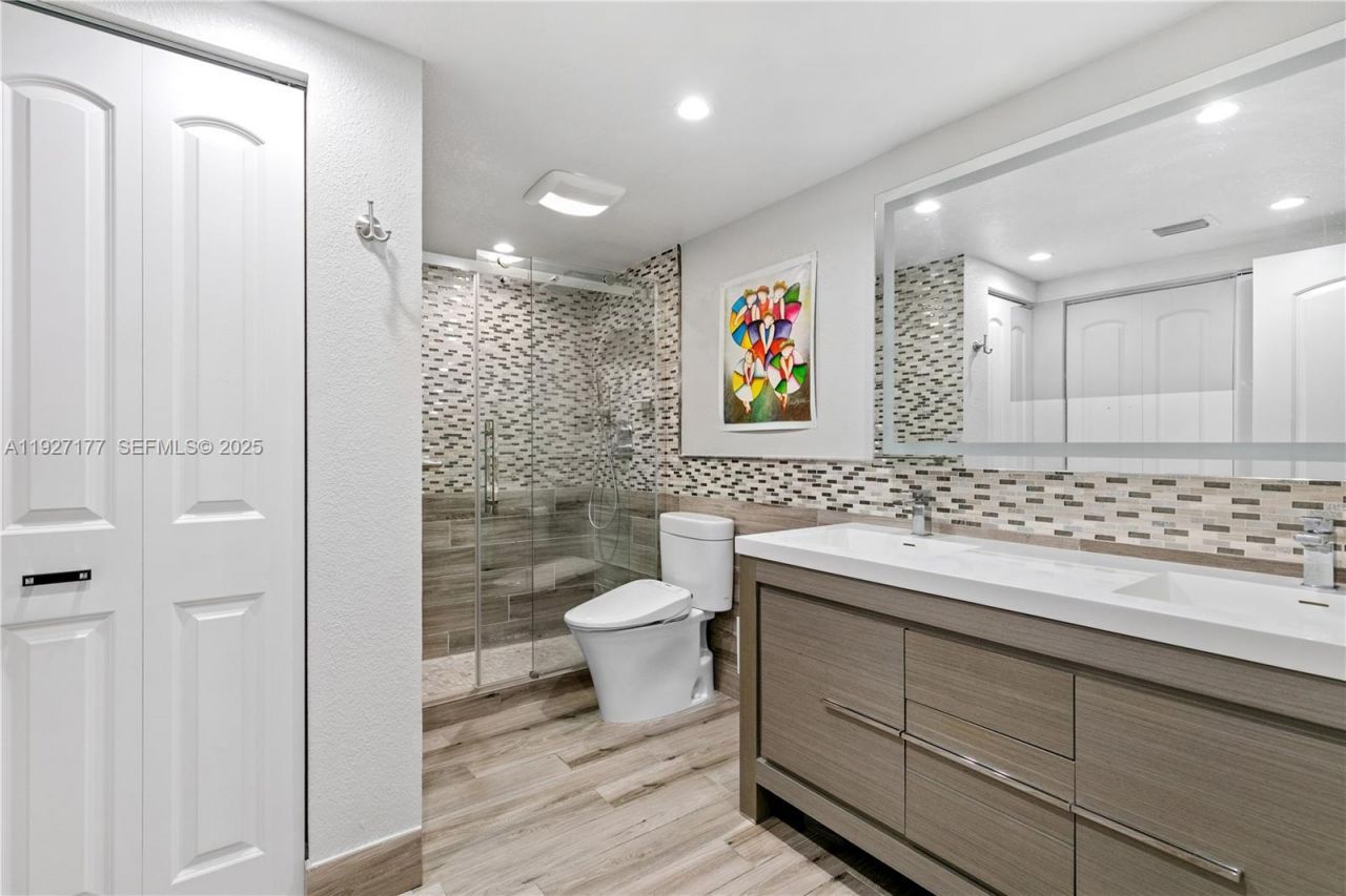 100 Bayview Dr, Unit 625, Sunny Isles Beach, FL 33160 Photo