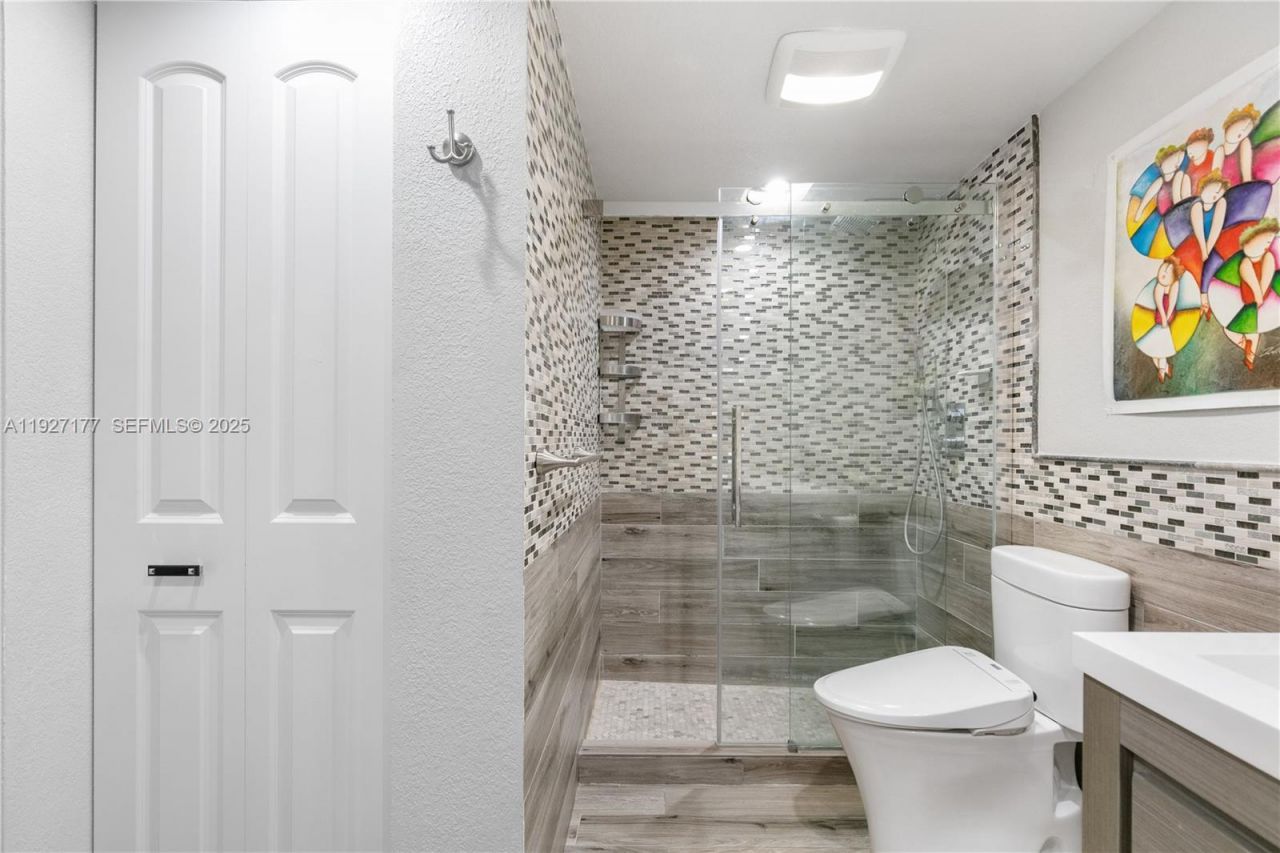 100 Bayview Dr, Unit 625, Sunny Isles Beach, FL 33160 Photo