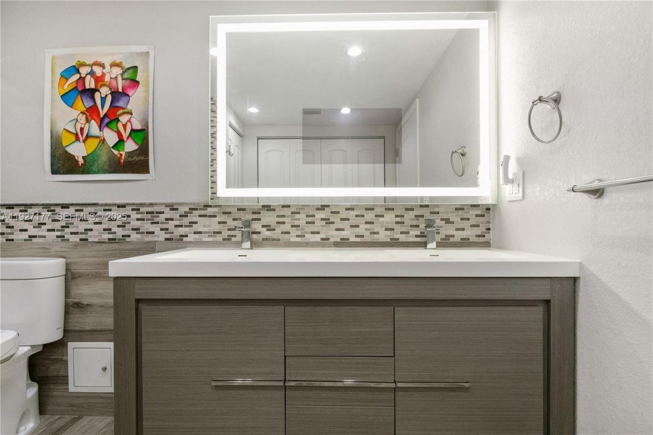 100 Bayview Dr, Unit 625, Sunny Isles Beach, FL 33160 Photo