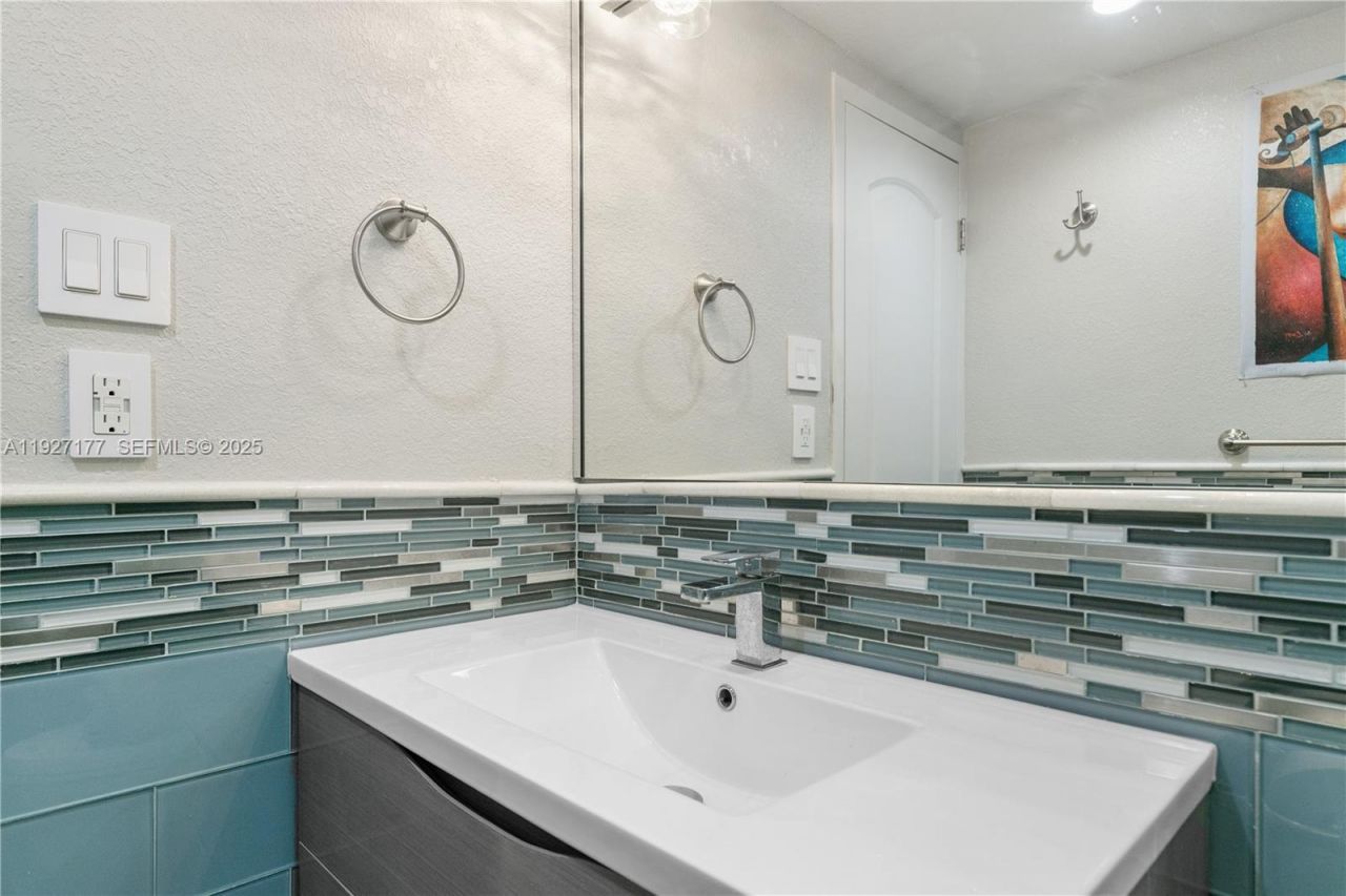 100 Bayview Dr, Unit 625, Sunny Isles Beach, FL 33160 Photo