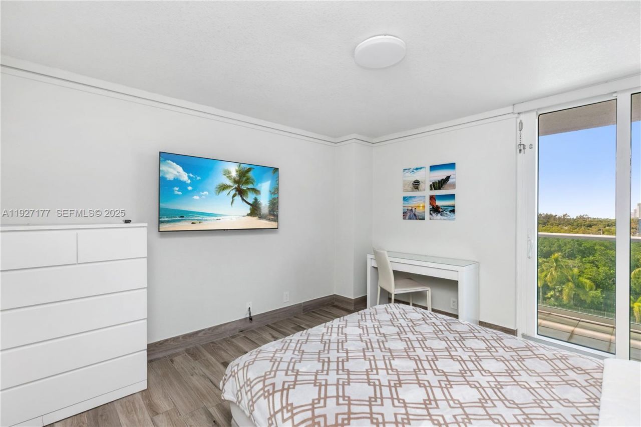 100 Bayview Dr, Unit 625, Sunny Isles Beach, FL 33160 Photo