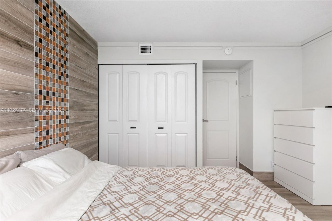 100 Bayview Dr, Unit 625, Sunny Isles Beach, FL 33160 Photo