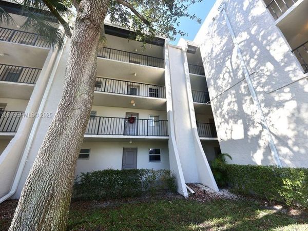9450 Poinciana Pl, Unit 106, Davie, FL 33324