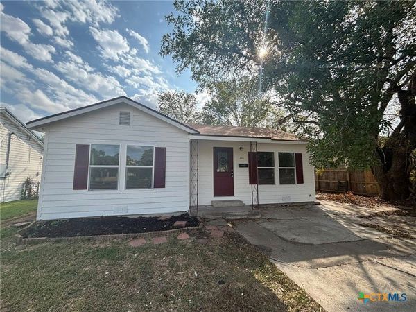 2111 E Red River Street, Victoria, TX 77901