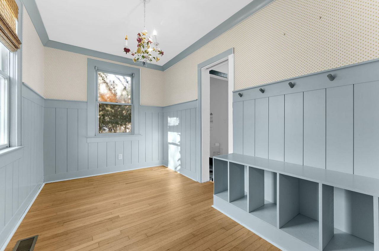 208 Gordon Street Photo 10