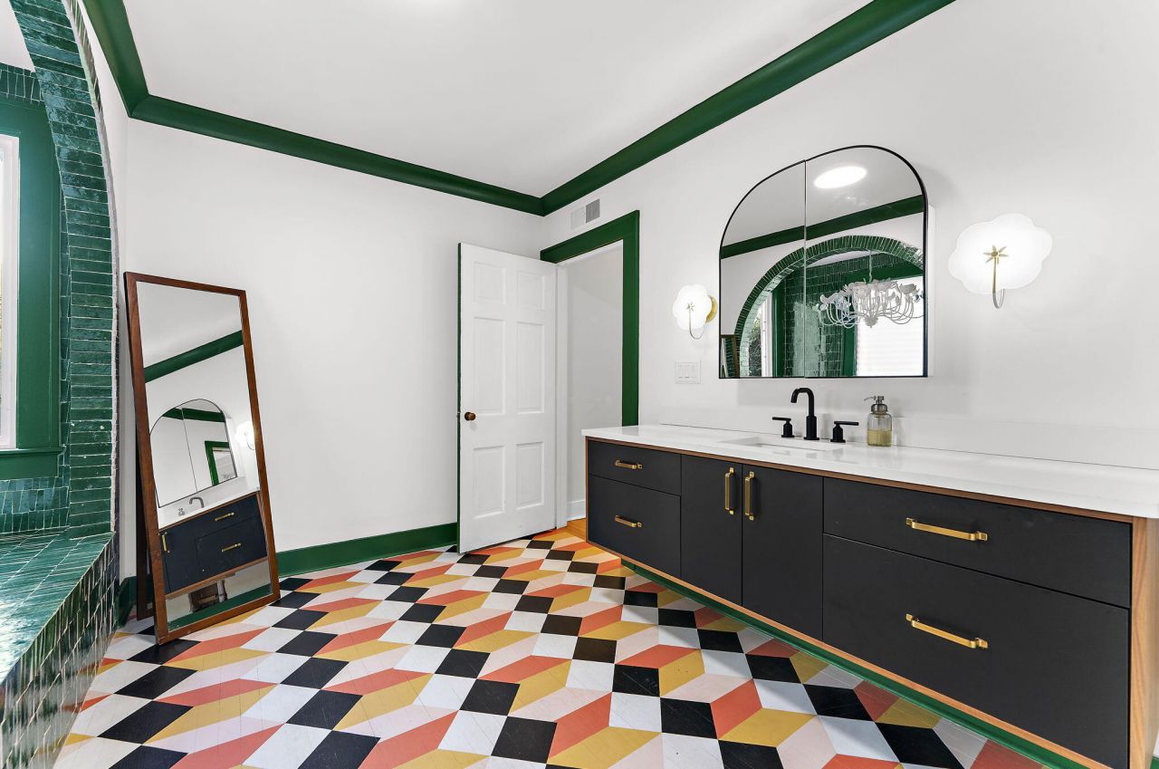 208 Gordon Street Photo 11