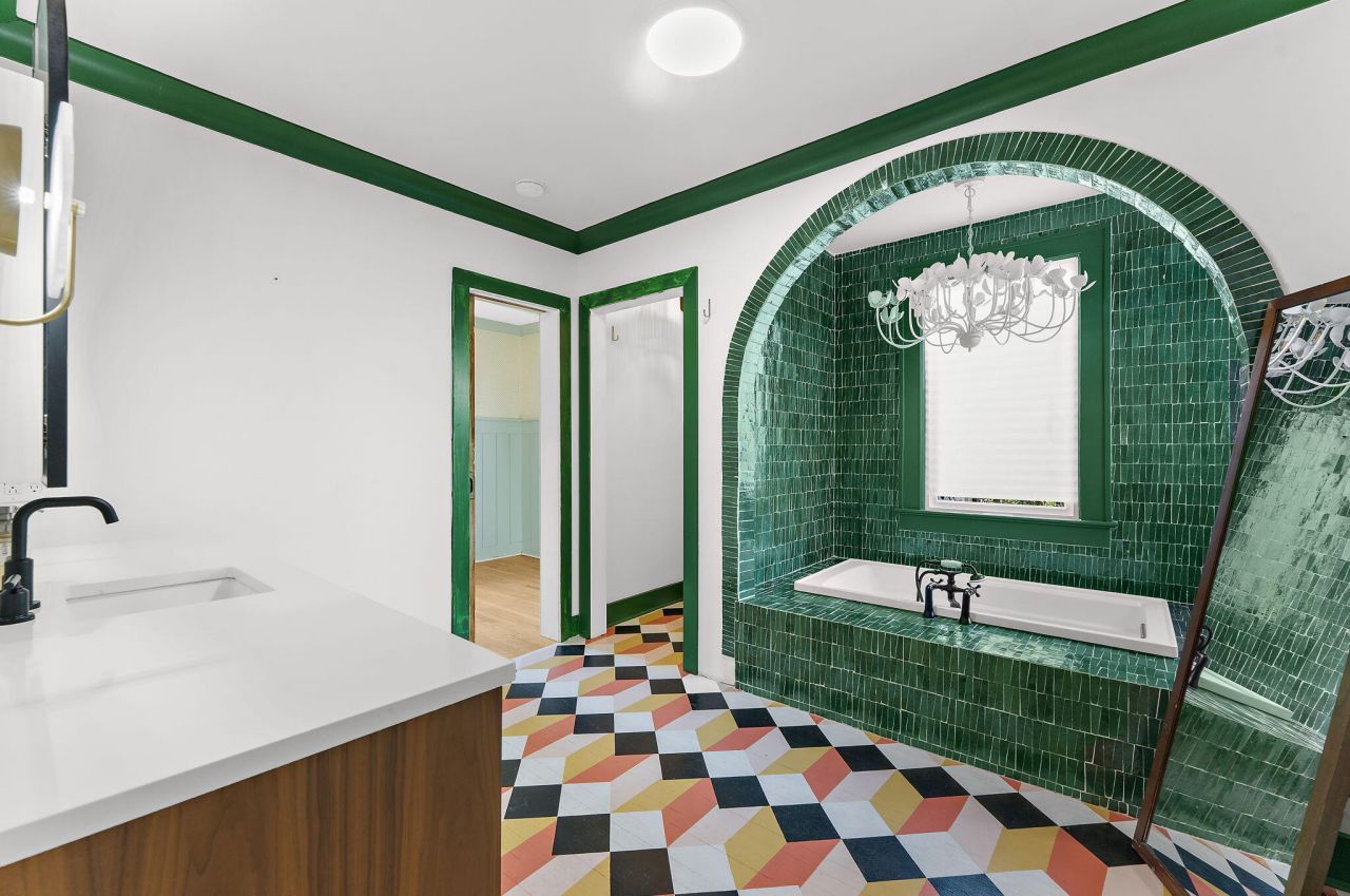 208 Gordon Street Photo 12