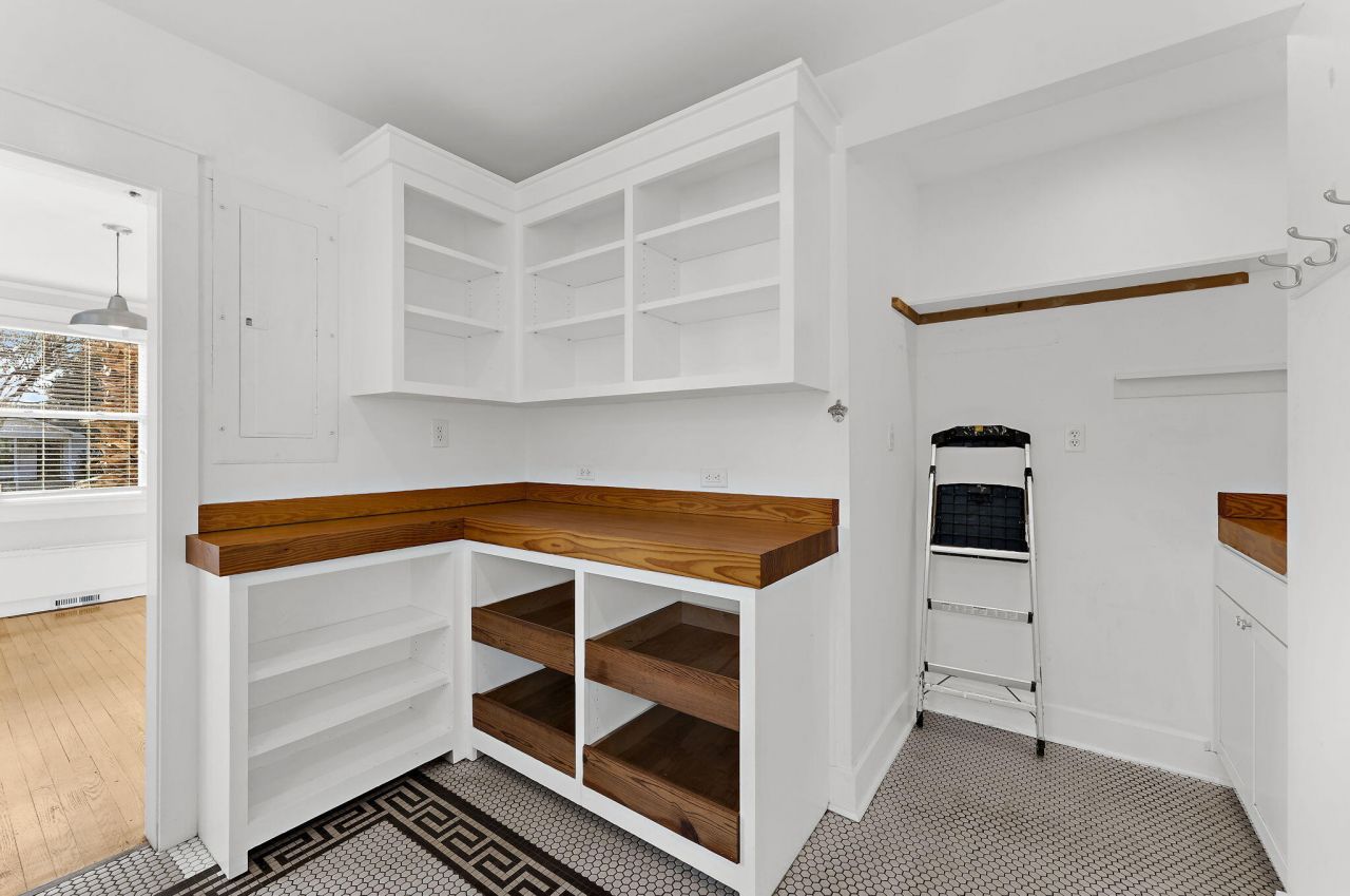 208 Gordon Street Photo 18