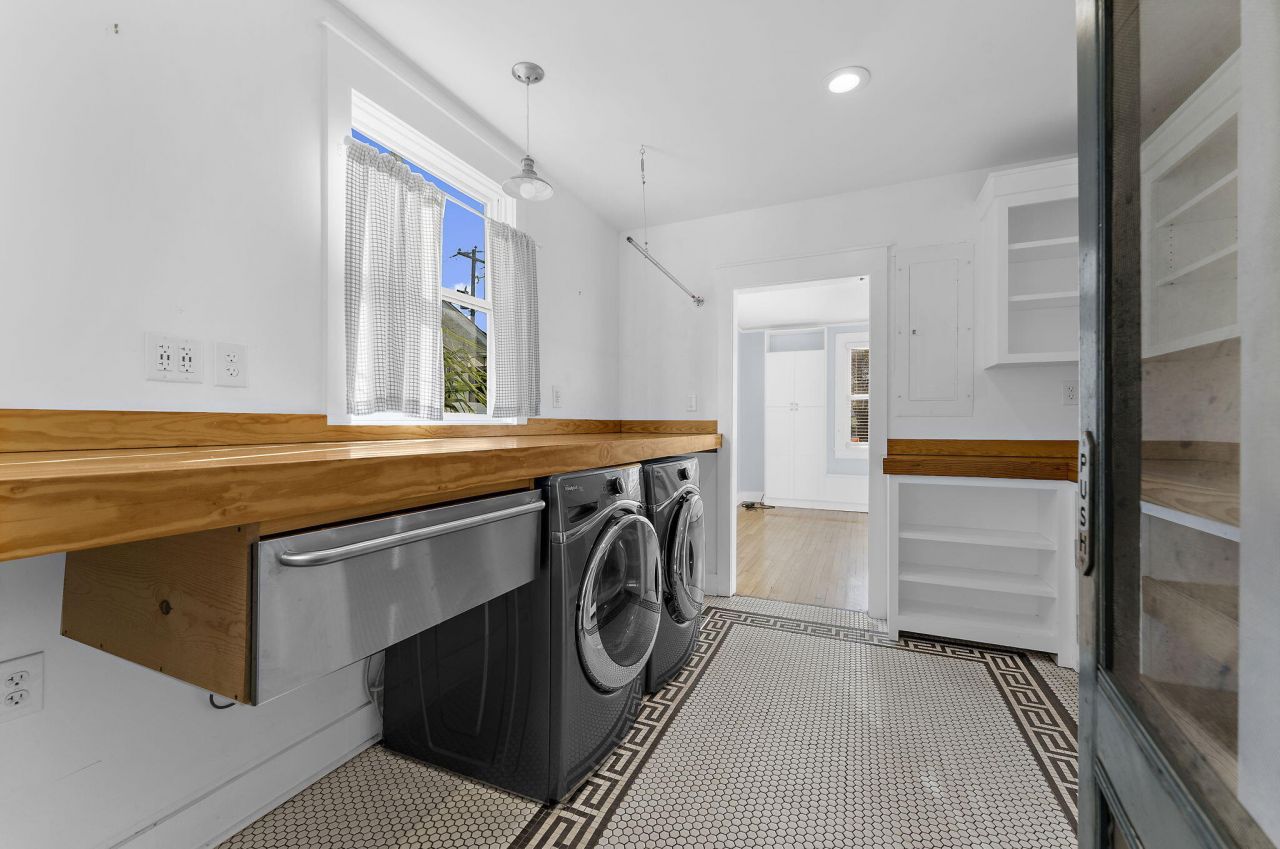 208 Gordon Street Photo 19