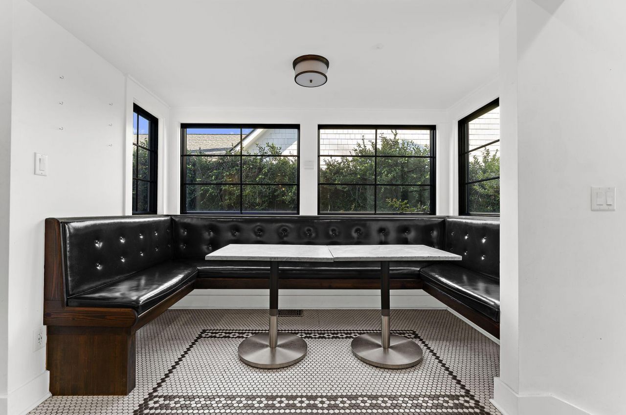 208 Gordon Street Photo 28