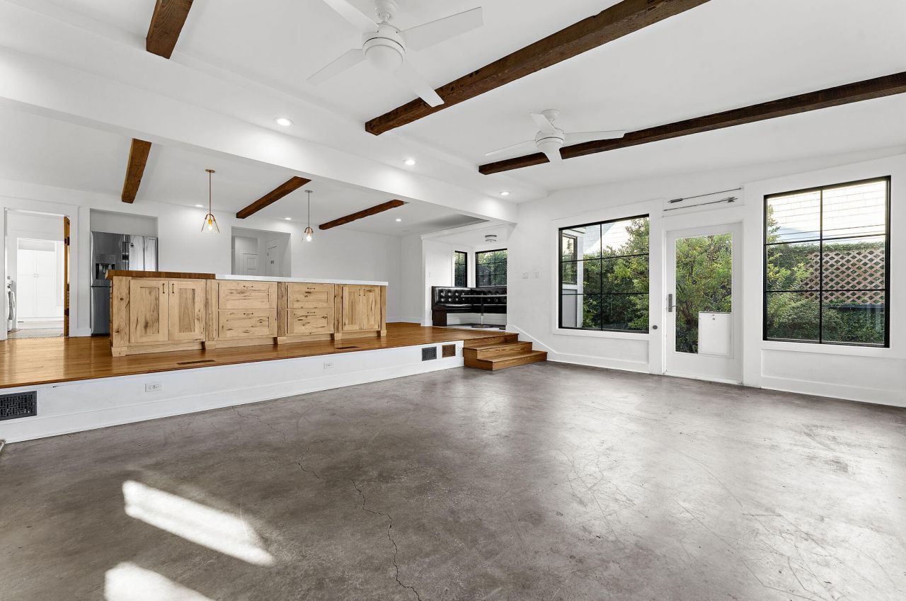 208 Gordon Street Photo 33