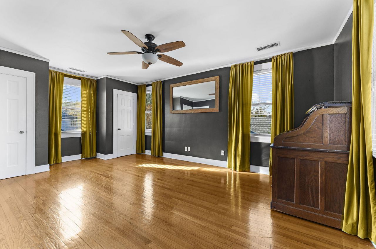 208 Gordon Street Photo 42