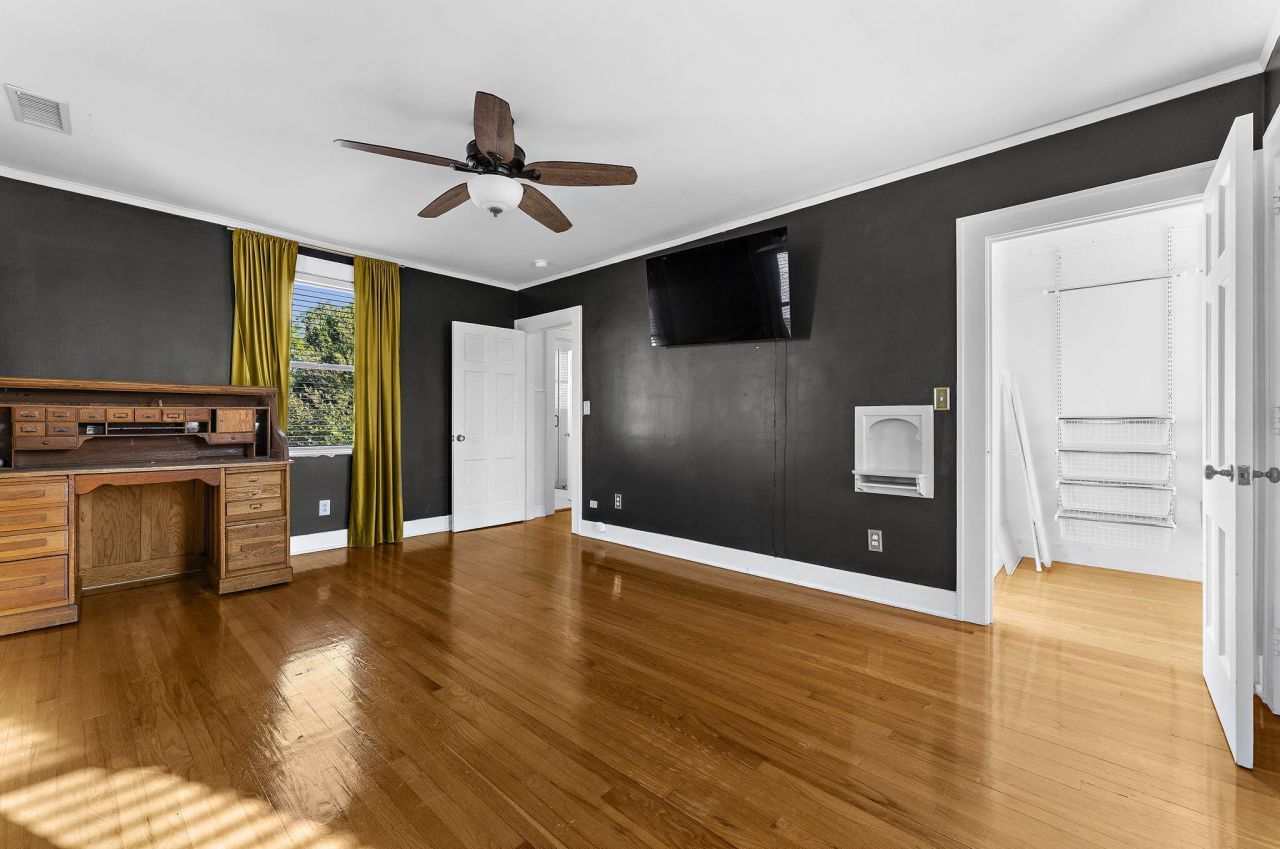 208 Gordon Street Photo 43