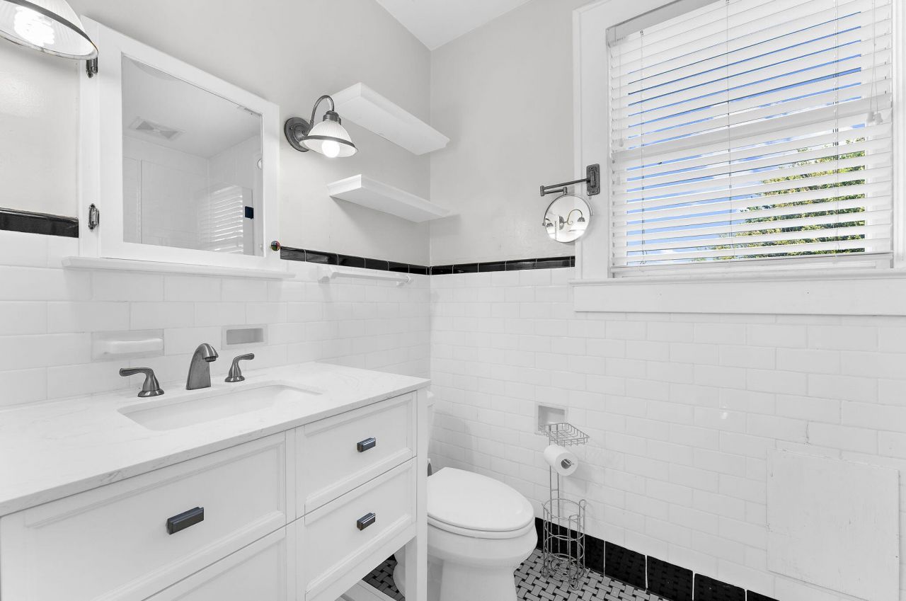 208 Gordon Street Photo 45