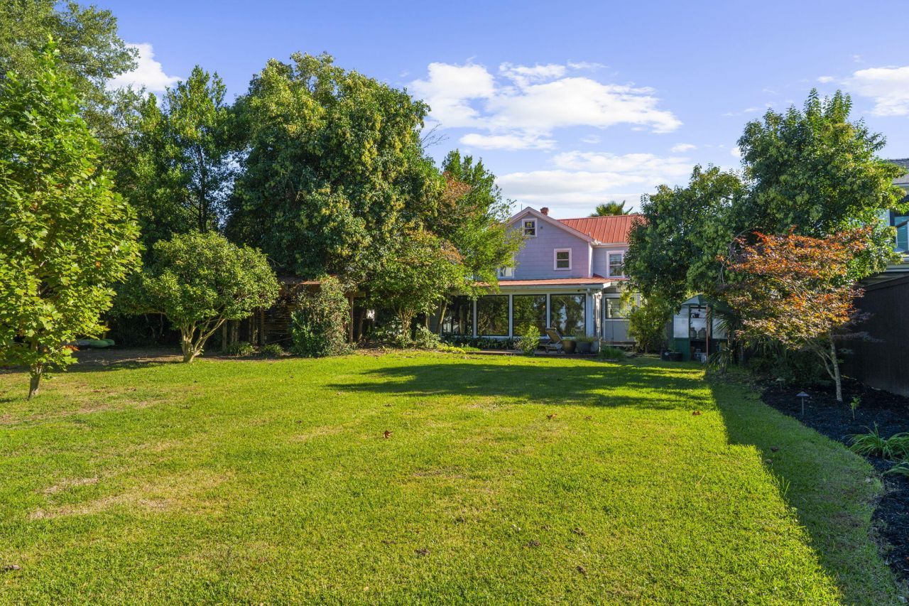 208 Gordon Street Photo 55