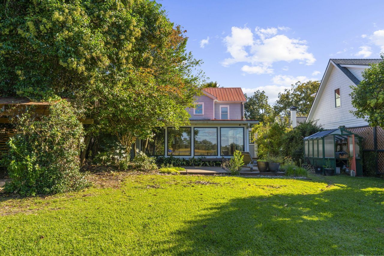 208 Gordon Street Photo 56