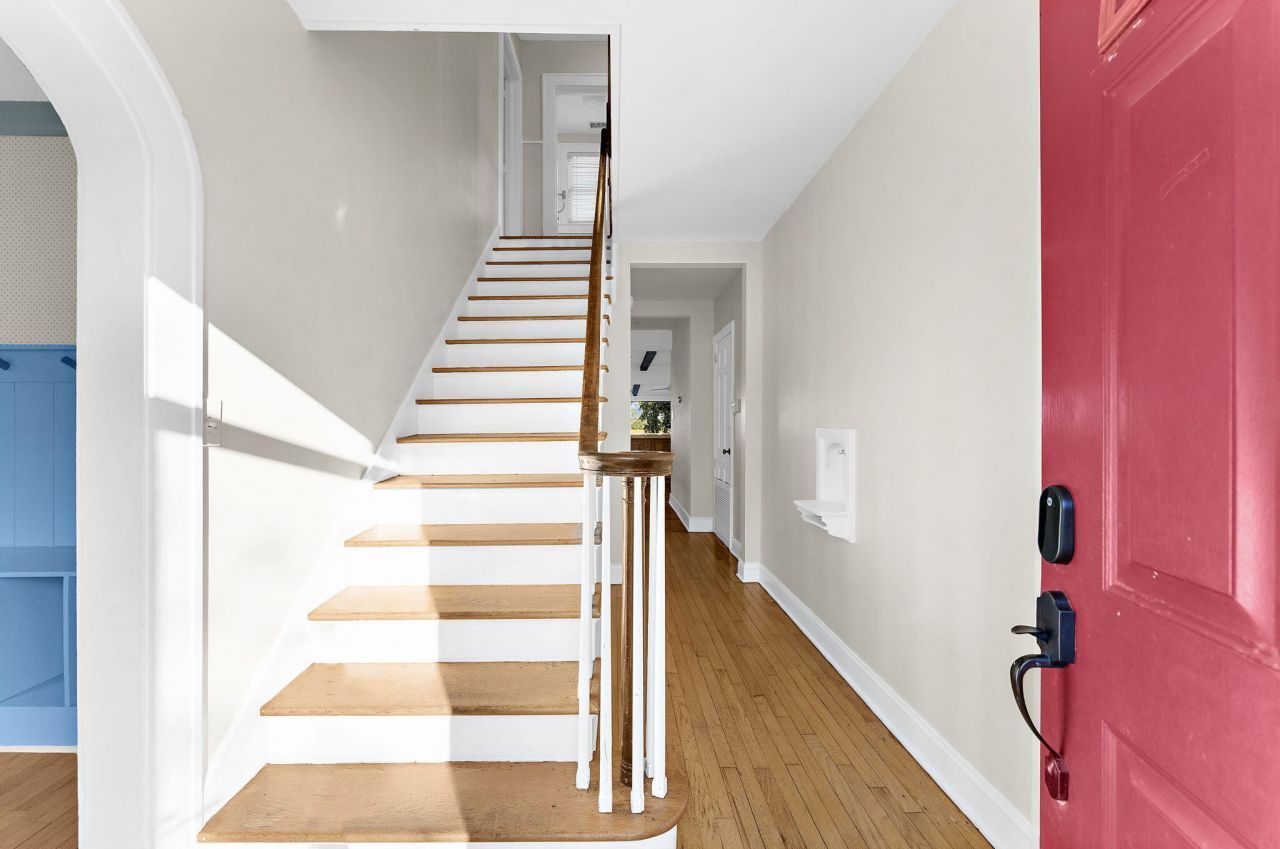 208 Gordon Street Photo 6