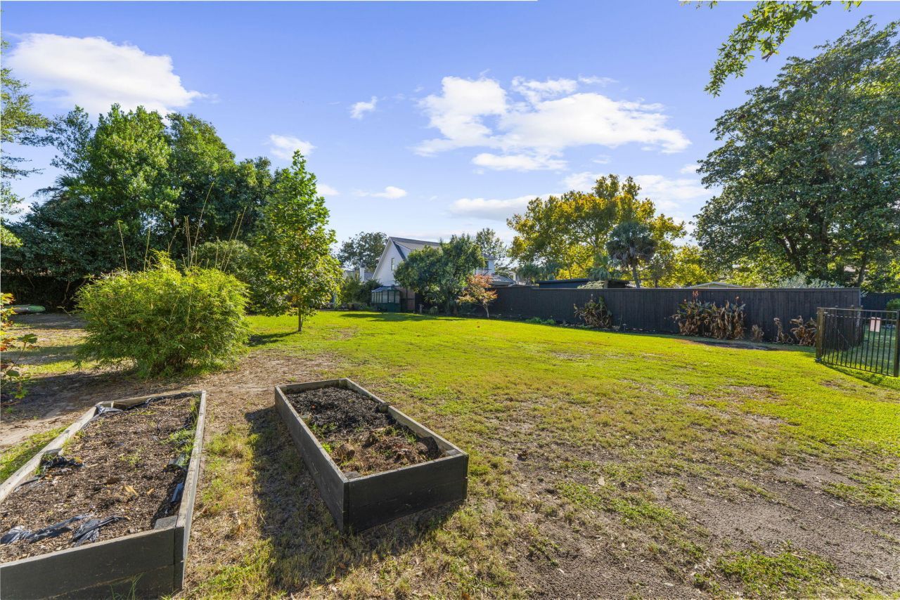 208 Gordon Street Photo 67