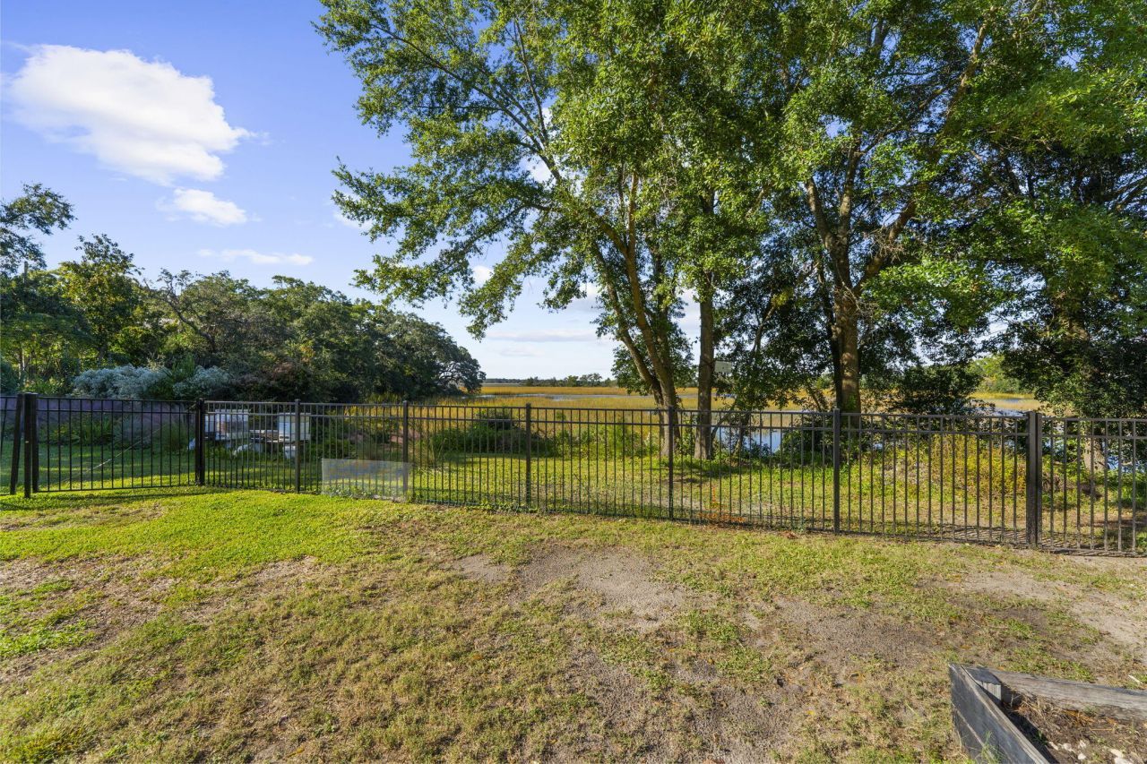 208 Gordon Street Photo 68