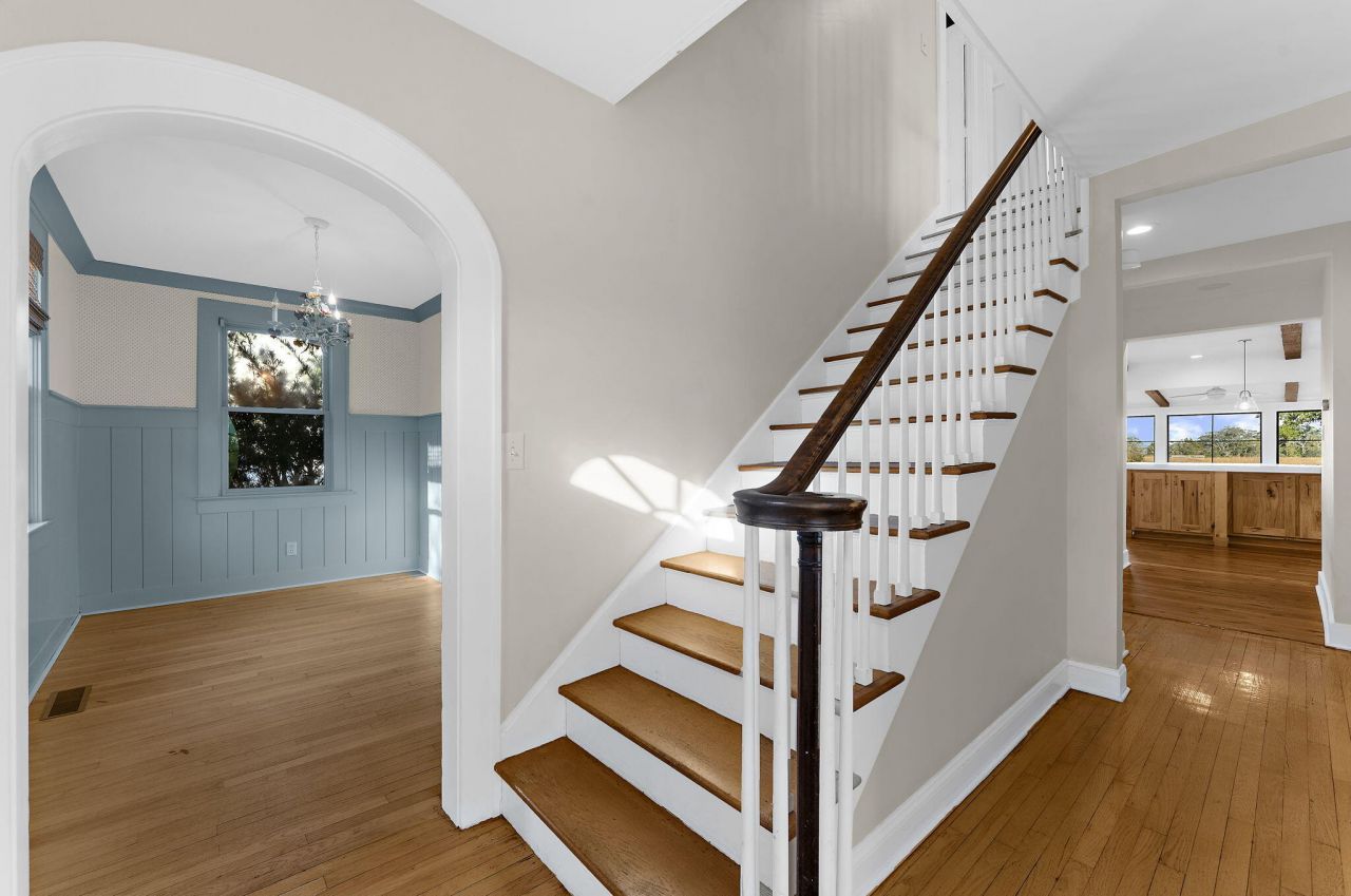 208 Gordon Street Photo 7