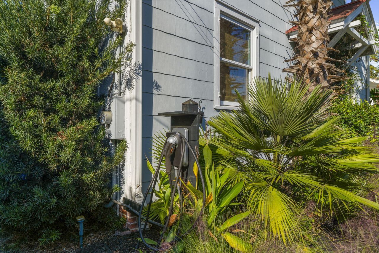 208 Gordon Street Photo 71