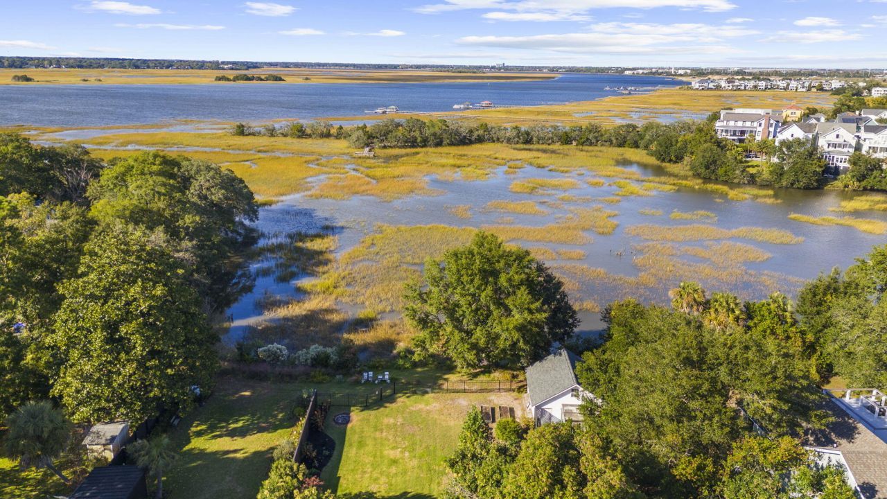 208 Gordon Street Photo 83