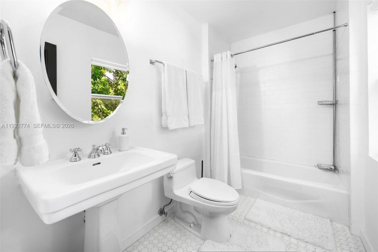 5181 La Gorce Dr, Miami Beach, FL 33140 Photo