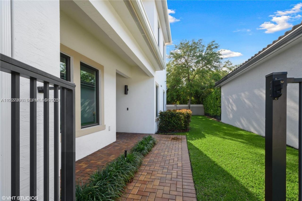 5883 W Brookfield Cir W, Hollywood, FL 33312 Photo