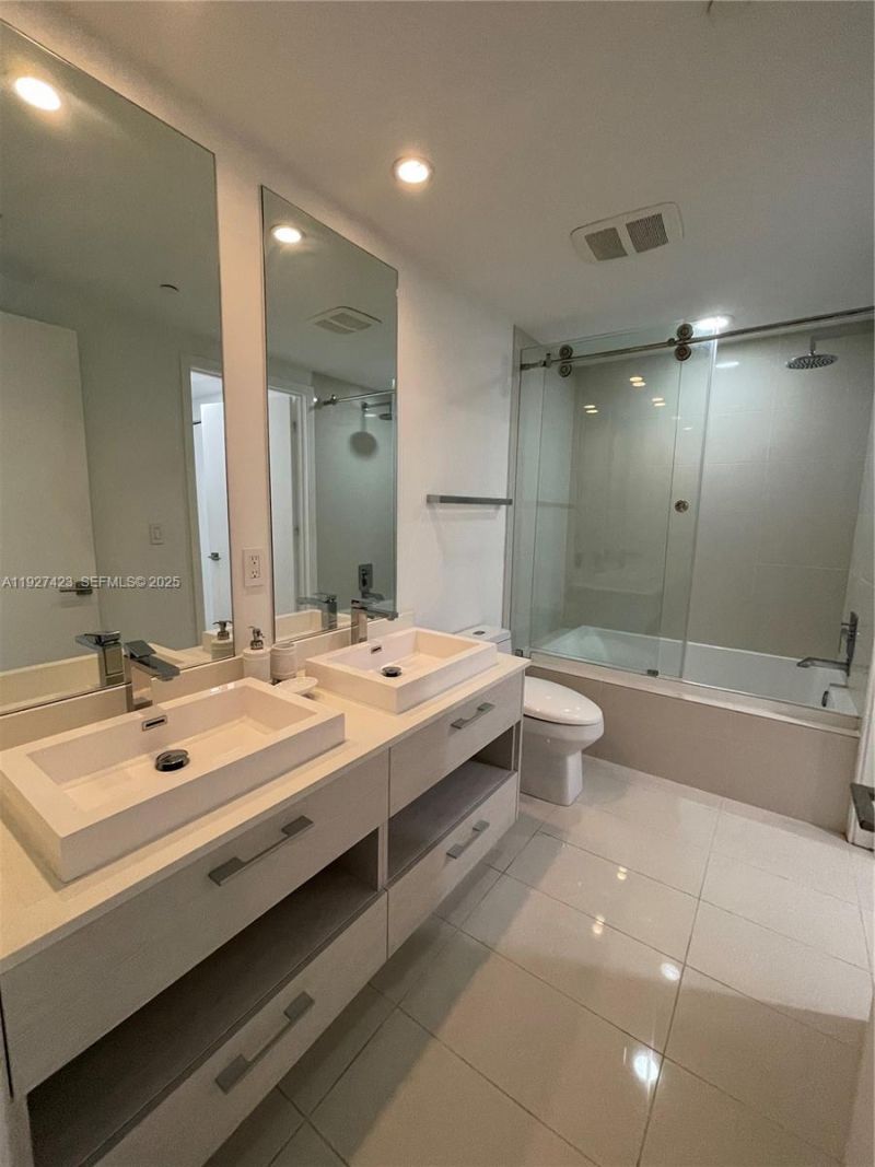 45 SW 9th St, Unit 1407, Miami, FL 33130 Photo
